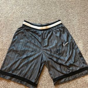 NWT nike men’s basketball shorts size large. Loose fit.
